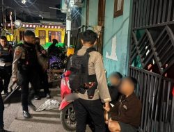 Brimob Polda Metro Jaya Amankan 2 Pemuda Diduga Hendak Tawuran di Lubang Buaya, Celurit Disita