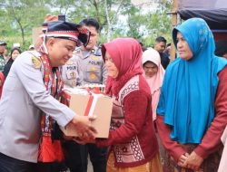 Kapolda Aceh Serahkan 500 Paket Bansos untuk Warga Kurang Mampu dan Korban Kebakaran