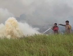 Karhutla Landa Desa Pulau Semambu, Polres Ogan Ilir Bersama Tim Gabungan Bergerak Padamkan Api