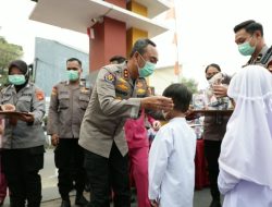 Cegah Dampak Asap Karhutla, Kapolda Sumsel Bagikan Ribuan Masker untuk Masyarakat