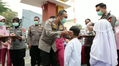 Cegah Dampak Asap Karhutla, Kapolda Sumsel Bagikan Ribuan Masker untuk Masyarakat