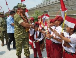 Kasad Tinjau Jembatan Gantung Garuda Di OKU dan Bagikan 1.000 Box Sembako* : “TNI Harus Hadir Menjadi Solusi Di Tengah Kesulitan Rakyat”
