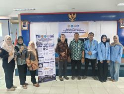 Mahasiswa dan Dosen Polsri Latih Siswa SMKN 2 Palembang Ubah Kaleng Bekas Jadi Tawas
