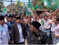 Ratusan Santri Sambut Kepulangan Gus Kikin di Tebuireng