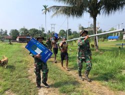 Harapan Baru Terangi Kampung Binaan, Satgas Swasembada Yonif 643/Wns Koops TNI Habema Bersama Warga Pasang Lampu Solar Cell