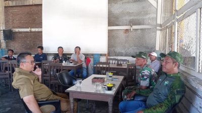 Dari Warung Kopi, Babinsa Bahas Keamanan Desa Bersama Tokoh Masyarakat