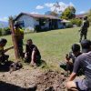 Sinergitas TNI POLRI dengan Kegiatan Pemeliharaan Perawatan Pembangunan Pagar Polsek Apalapsili