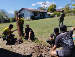 Sinergitas TNI POLRI dengan Kegiatan Pemeliharaan Perawatan Pembangunan Pagar Polsek Apalapsili