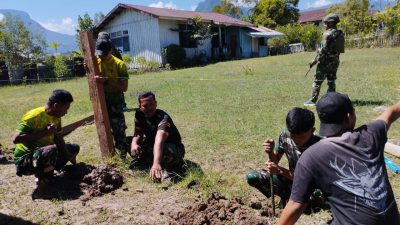 Sinergitas TNI POLRI dengan Kegiatan Pemeliharaan Perawatan Pembangunan Pagar Polsek Apalapsili