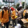 Polisi Bagikan Roti dan Air Mineral ke Massa Aksi Petani Tebu di Monas
