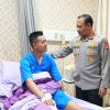 Kapolda Metro Jaya Hadir Berikan Semangat kepada Personel dan Pengemudi Ojol yang Dirawat