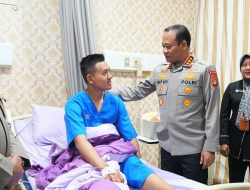 Kapolda Metro Jaya Hadir Berikan Semangat kepada Personel dan Pengemudi Ojol yang Dirawat