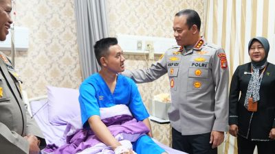 Kapolda Metro Jaya Hadir Berikan Semangat kepada Personel dan Pengemudi Ojol yang Dirawat