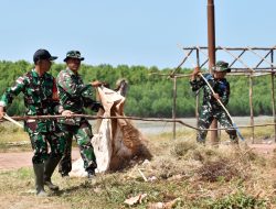 Jelang Festival Kali Maro, Personel Kodim 1707/Merauke Turun Langsung Bersihkan Kawasan Wisata