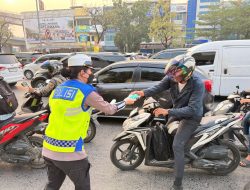 Polwan Polda Sumsel Bagikan 1.000 Masker dan Bunga Peduli Dampak Karhutla