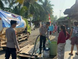 Sumur Warga Mengering, Polda Sumsel Salurkan 5.000 Liter Air Bersih di Muara Lakitan