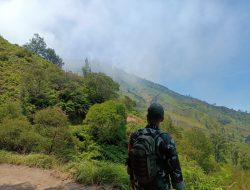 Api Lereng Ijen Mulai Turun, Danposramil Licin dan Babinsa Kodim 0825 Banyuwangi Bergerak Pantau Karhutla