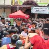 Jumat Berkah, Kapolres Toraja Utara Bersama Bhayangkari Bagikan Paket Makan Siang kepada Masyarakat