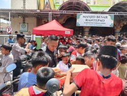 Jumat Berkah, Kapolres Toraja Utara Bersama Bhayangkari Bagikan Paket Makan Siang kepada Masyarakat