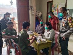 Peduli Kesehatan Warga, Kapolsek Sebangki Dampingi Pemeriksaan Dampak Kabut Asap Karhutla