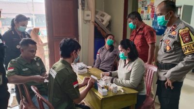 Peduli Kesehatan Warga, Kapolsek Sebangki Dampingi Pemeriksaan Dampak Kabut Asap Karhutla