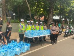 Jumat Peduli, Polda Metro Jaya Berbagi Sembako kepada Pengemudi Ojol