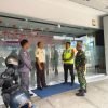 Babinsa Kratonan Gandeng Bhabinkamtibmas dan Linmas Patroli Bersama Sasar Pertokoan