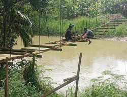 TNI Kebut Pembangunan Jembatan Perintis Penghubung Dua Dusun di Aceh Utara