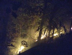 Respons Cepat Layanan 110, Personel Polresta Sorong Kota Datangi Lokasi Kebakaran Lahan di Km 17
