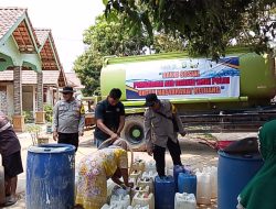 Peduli Kebutuhan Warga, Polsek Keluang Bagikan 10 Ribu Liter Air Bersih