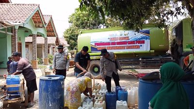 Peduli Kebutuhan Warga, Polsek Keluang Bagikan 10 Ribu Liter Air Bersih