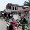 Antisipasi Dampak Karhutla, Pos Kotis Satgas Yonarmed 13/Nanggala Bersama Polsek Bagikan Masker Gratis kepada Warga Perbatasan