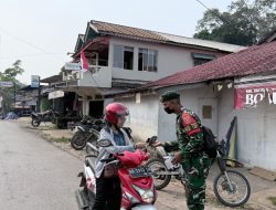 Antisipasi Dampak Karhutla, Pos Kotis Satgas Yonarmed 13/Nanggala Bersama Polsek Bagikan Masker Gratis kepada Warga Perbatasan
