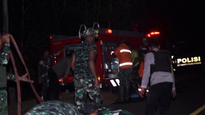 Personel Kodim Dan Polres, Bahu Membahu Padamkan Kebakaran Hutan di Yanggandur Merauke