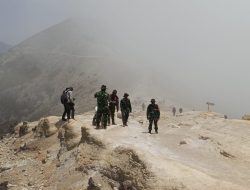 Kodim 0825/Banyuwangi Kerahkan Personel Pantau Karhutla di Lereng Gunung Ijen