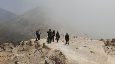 Kodim 0825/Banyuwangi Kerahkan Personel Pantau Karhutla di Lereng Gunung Ijen
