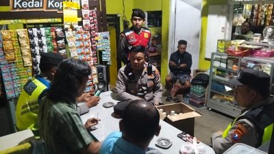Polisi Sita 12 Botol Arak Bali dari Toko Sembako di Tajinan Malang