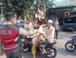 Peduli Kesehatan Warga, Polsek Kebon Jeruk Bagikan Masker Antisipasi Dampak Abu Vulkanik