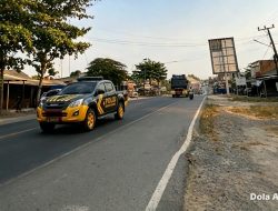 Sat Samapta Polres Mesuji Lakukan Penyiraman Jalur Jalan Utama, Antisipasi Dampak Abu Vulkanik Erupsi Gunung Anak Krakatau