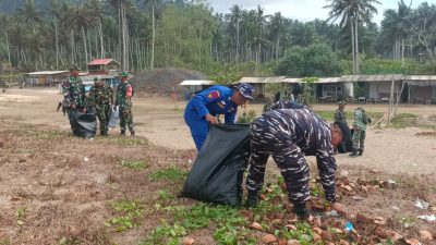 Jelang HUT ke-81 TNI, Tangan Prajurit dan Warga Bersatu Bersihkan Pantai Dlodo