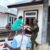 Jaga Kelancaran Penyaluran Bantuan, Pos Aroba Satgas Yonif 147/KGJ Kawal Distribusi Beras Pemerintah di Distrik Aroba