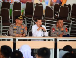 Di Tengah Kabut Asap Karhutla, Brimob Polda Jambi Beri Motivasi serta Perhatian Kesehatan Pelajar Sekolah Rakyat
