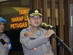 Antisipasi Dampak Erupsi Gunung Anak Krakatau, Polres Jakbar Semprot Jalan Protokol dengan Kendaraan Tactical AWC