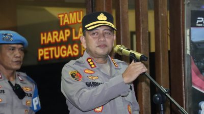 Antisipasi Dampak Erupsi Gunung Anak Krakatau, Polres Jakbar Semprot Jalan Protokol dengan Kendaraan Tactical AWC