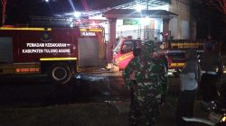 TNI-Polri Bersama Damkar dan Warga Padamkan Kebakaran Lahan Perhutani di Tiudan