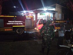 TNI-Polri Bersama Damkar dan Warga Padamkan Kebakaran Lahan Perhutani di Tiudan