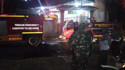 TNI-Polri Bersama Damkar dan Warga Padamkan Kebakaran Lahan Perhutani di Tiudan