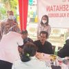 Antisipasi Dampak Abu Vulkanik, Polisi bersama 3 Pilar Bagikan Masker Gratis hingga Pemeriksaan Kesehatan kepada Penumpang di Terminal Kalideres