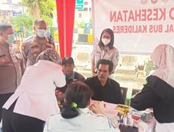 Antisipasi Dampak Abu Vulkanik, Polisi bersama 3 Pilar Bagikan Masker Gratis hingga Pemeriksaan Kesehatan kepada Penumpang di Terminal Kalideres