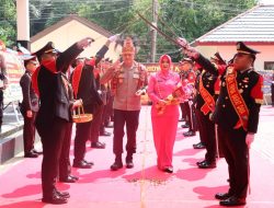 Tradisi Penyambutan dan Pelepasan Warnai Pergantian Kepemimpinan Kapolda Papua Barat Daya